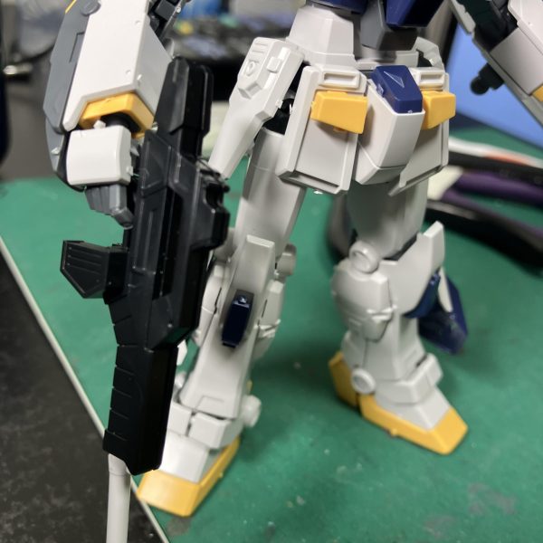 ガンダム6号機ですね、割と最近まで”マッド”ロックだと空目してました🥳　　改めてマドロック、🩴スリッパがイエローという珍しいカラーリング👏🥰ガラスヤスリを買い換えてからというもの、ゲート跡はもう片刃ニッパーでもかな〜り残しております😆　というのもレーザープラスでヤスれば最低でも成形色仕上げ派の天敵である白化は避けて通れそうでして💪🤩　今回も何か武装をプラスしようかも含めて楽しい1人作成タイム⏰（4枚目）