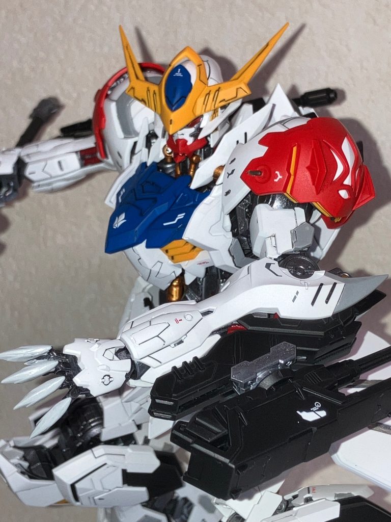 武装ポーズ②フレーム部分は前に作ったヴィダールと同じでライトガンメタルで塗装しました。ルプスは塗装することを想定してなさそうなパーツ配置がかなり多くて、特に腕部200㎜砲の稼働ギミックは分解したらパーツ壊れるし、塗装したら可動できないなどあり、かなり苦労しました。