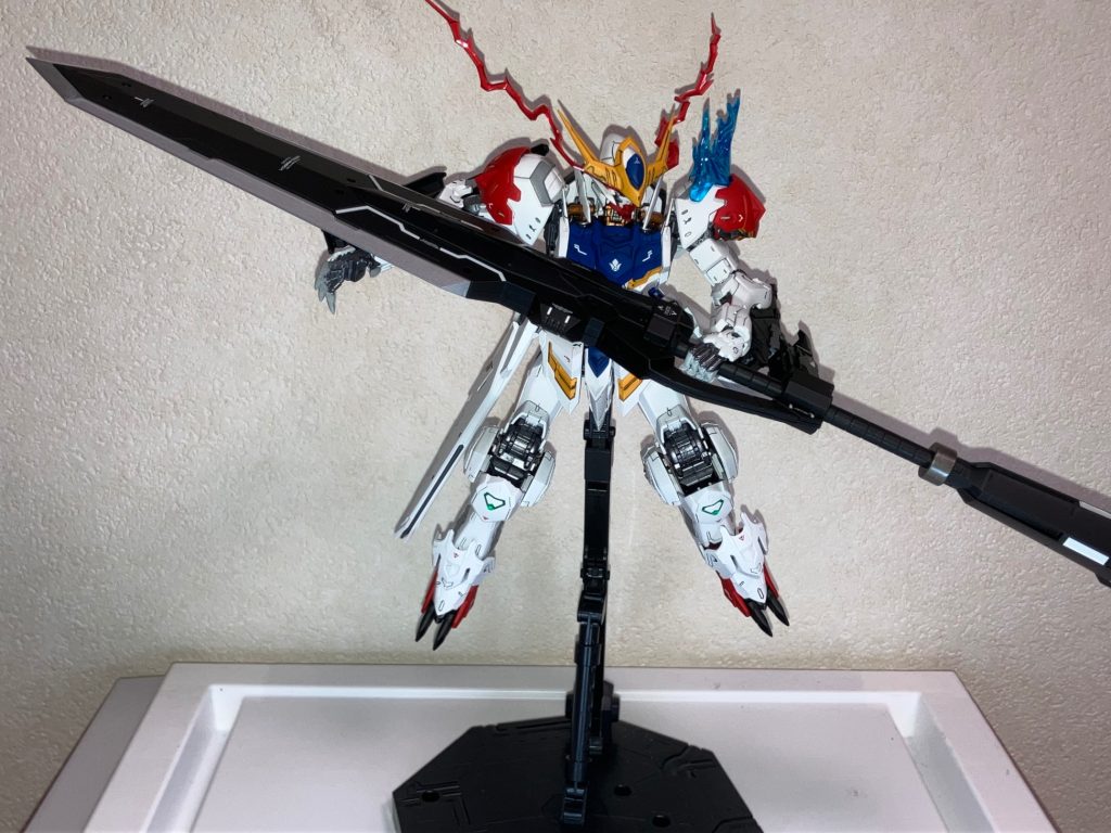 武装ポーズ③ヴァルキリアバスターソード！自分はエクスバシリーズが好きでルプスと言ったらこの武装のイメージが強かったので中古ショップで買えてよかったです。眼光エフェクトや肩の炎エフェクトなど嬉しいパーツが嬉しかったです！