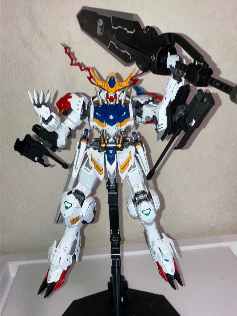 武装ポーズ④クリアランスにかなり注意して作ったのでかんりポーズを取れます。ヴァルキリアバスターソードも短い時間であれば持ち上げて保持することも可能です。ただかなり大きくて重いので、流石に飾るときは補助スタンド使って飾ります！