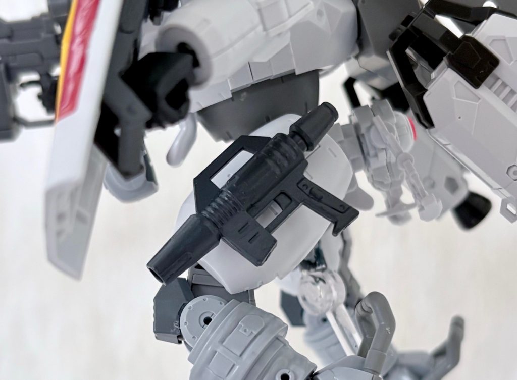 左側の太ももにはビームスプレーガンが装備。