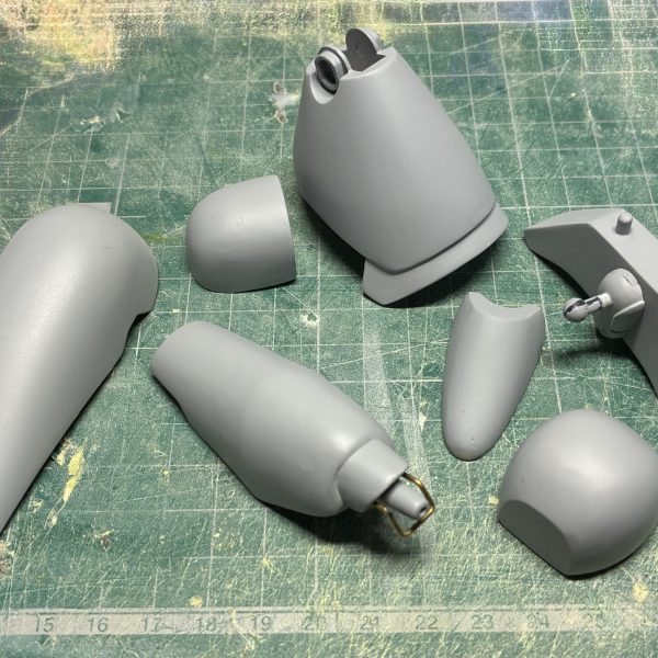 ドムプラスの左前腕のビームキャノン？を制作中です。前腕のアームシールドと兼ねている様な感じなのかな？ひとまず、この後グレーサフをふいてます。その他、ついでに他のパーツにも下地のグレーサフを吹いたので載せてます。少しずつですが各パーツの原型が出来上がってきていて、プラモ楽しいなーって思う今日この頃です。（2枚目）