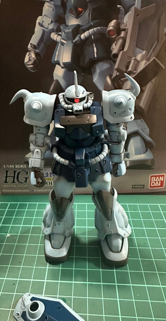 制作秘話（ネタ）肩アーマーのスパイクを合わせ目処理した際にスパイクが反対向きについてしまってました！ウェザリング前に組み立てて爆笑して1時間くらい作業ができませんでしたｗピンチをチャンスに変えるべく。実は完成写真をご覧いただければお分かりの通り、付け直してスパイクの根元にダメージを受けた体に昇華させてますｗ（ダメージ仕上げじゃなかったらどうなっていたことやｗｗ）ガンプラは自由ですよね？（使いどころ間違ってるかなｗ）&nbsp;＜制作コンセプト＞（成果ではなくあくまでコンセプト）タイトル通りです。ダメージ加工をやりたくてスタート。全塗装で黒立ち上げにして陰影つけつつ、コテでダメージ加工してウェザリングから艶消しフィニッシュ。時間の都合でパーティングライン消しやアンテナシャープ化が未熟な点はご了承くださいませ。最後までご覧いただきありがとうございました。
