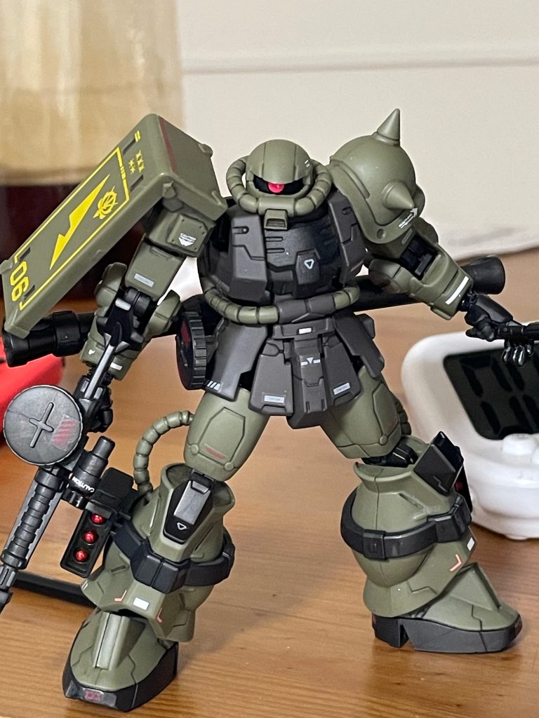 卓上撮影の1枚ジーフレームのザクも最高だと思います。
