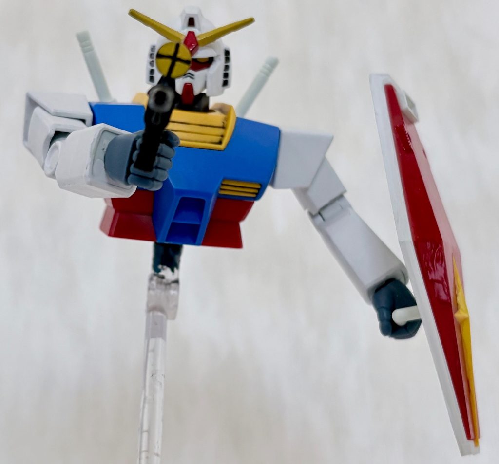 オマケ。「上半身分離ガンダム」のカラクリの正体はリバイバル版の腰にジョイントキャッチャーが付いている事で、上半身だけでもスタンドに付けて浮かばせられるのである(zaku-kao2)