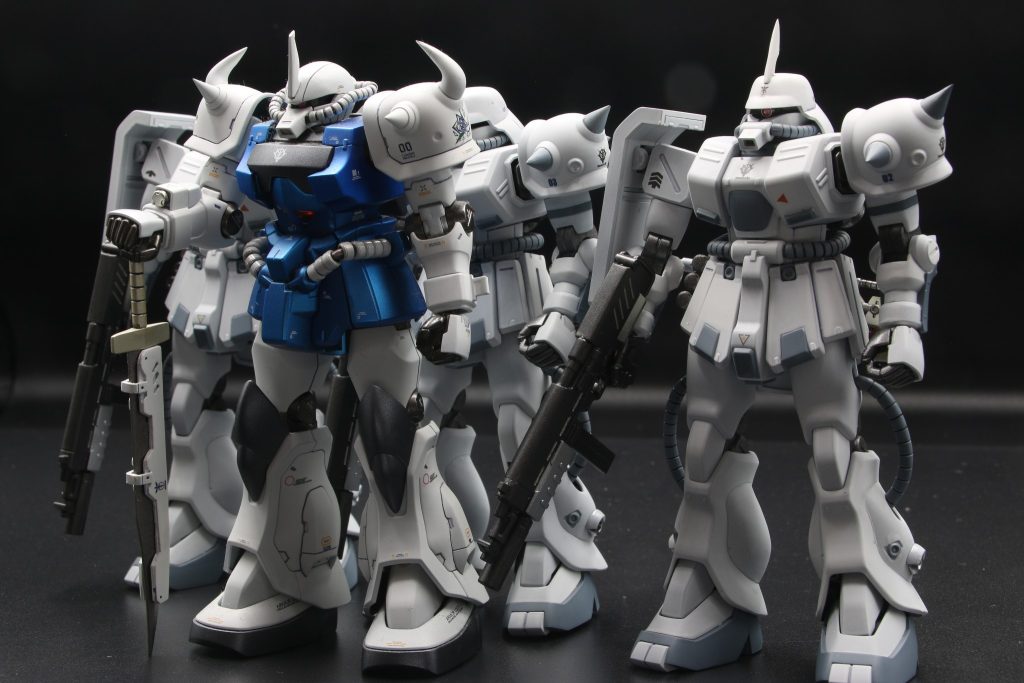 以前制作したWeiß Rose グフカスタムと！https://gumpla.jp/hg/1672024隊長だけじゃだめでしょってことでFz揃えて並べるんや！って願いが叶いました。