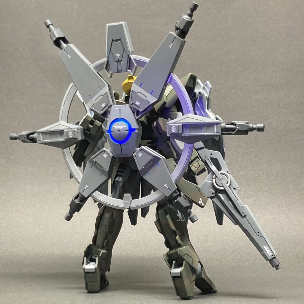 もうひとつは、背面に装備された円環状の全方位自動迎撃システム。探知したデータをもとにAIが瞬時に迎撃優先順位を判断し、円状に並んだ6門のビーム砲が自動で迎撃する。開発側はこの2種のシステムの併用によって、パイロットの生存率の向上を図る、という構想らしい。