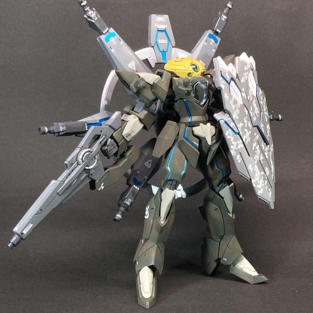 本体が見えるように、右側2枚のシールドを外してみました。製作は・・・1.5ガンダムと言いながら、ベースにしたのはリバーシブルガンダム（だと思う・・）の組み立て済みジャンク品です。塗装は、例によって陸上自衛隊カラー2色での迷彩です。シールドのデジタル迷彩は、HIQパーツのデカールを使用しました。ということで、これでチームイエローベレーから計4機のMSを紹介させていただきました。最後までご覧くださり、ありがとうございます。次こそ、必ずイエローベレーの新作です。チーム初の水泳部です！オプション付きです！ここまで明かして、自分を追い込んでいきたいと思います（←大丈夫なのか？）。