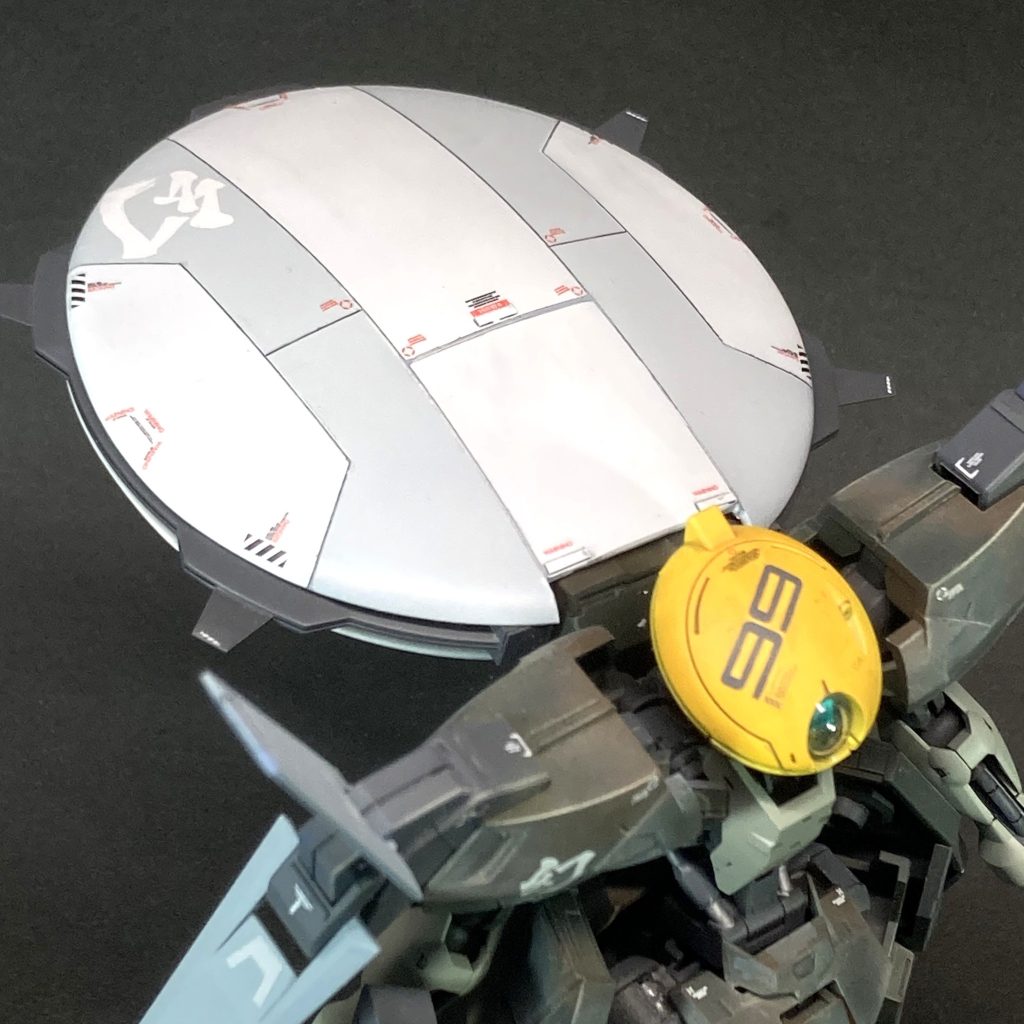 機体の特徴は、背中の大型レドーム。両肩や腰部のブレードアンテナを併用し、広範囲かつ精密な索敵を行うことができる･･･っていう設定。レドームはヒートプレスで作成したので極めて軽いです。ヒートプレスって、この頃あまり聞きませんが、もしかして昭和の技術なんですか？ちなみにヒートプレスの原型には、オーバーヘッドプロジェクターのレンズを使いましたが、これも昭和？