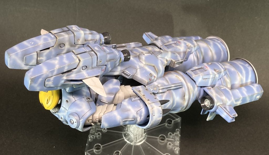 ズゴックＥが強襲上陸ユニットA.L.U(ASSAULT　LANDING　UNIT)と合体した状態。（強襲揚陸ではなく強襲上陸です。念のため）水陸両用MSの弱点は、水から陸に上がる瞬間にある。岸壁にせよ、岩場にせよ、よじ登る間は格好の標的になってしまう。背部のロケットブースターを使えば、一瞬で上陸することも可能だが、ロケットブースターの化学燃料には限りがあり、その後のMS戦や戦場からの離脱を考えればむやみに使うことはできない。そこで、開発されたのが強襲上陸ユニットである。では、その運用方法は･･･※ここからの数枚の画像はAIによるもので、実際の作品と細部が多少変わってしまっている箇所があります。あくまで運用方法の解説としてご覧ください。