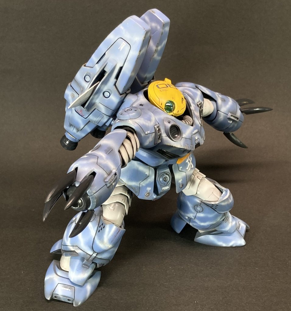 頭部を切り欠いてグリモアの頭を乗せました。背中のジェットパックは、1/100トールギス（ＭＧじゃない古い方）から。ウエストは一度切り離して回転軸を設けました。腰と頭が回転すると、動きが少しだけ生き生きする印象です。外装はスジ彫り、エッチング等で情報量を少し増やしています。