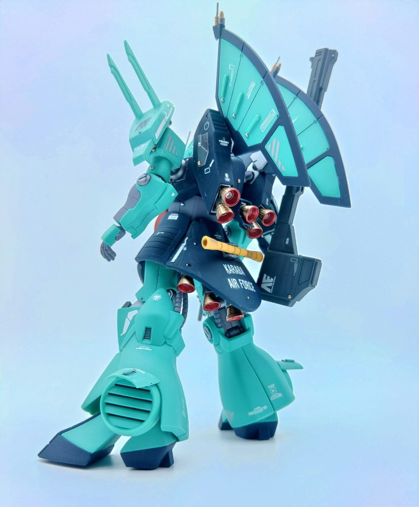 左腕のトゲ付きシールドはウェポンラッチのようです。ガンプラのトゲ、先端をシャープ化して刺突するか、鈍くして面制圧の破壊力をあげるか？論争があります。しかしボクはアムロ機に至っては絶対的に尖らせる派です。なぜならアムロなら確実に先端が尖ったトゲでコクピットや各種弱点をピンポイントで刺し貫くからです。
