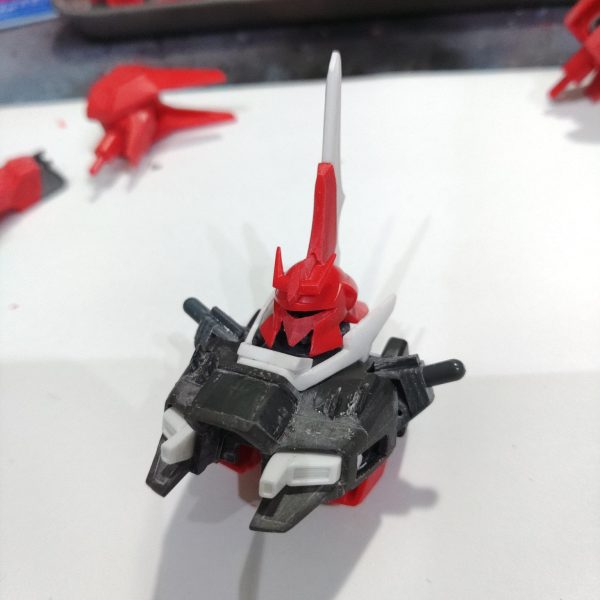 リバウ荒研ぎ+つや消しコート完了これよりデカールと化粧ディテールアップ改造しすぎて傷が消しきれていないのでここからそれらの作業でカバーしていくヘッドパーツが余るので、メインは設定に近づけたサザビーフェイスで作成オマケのリバウヘッドはシナンジュに寄せて作成、ノーマルバウヘッドにも交換できるようにした&nbsp;（3枚目）