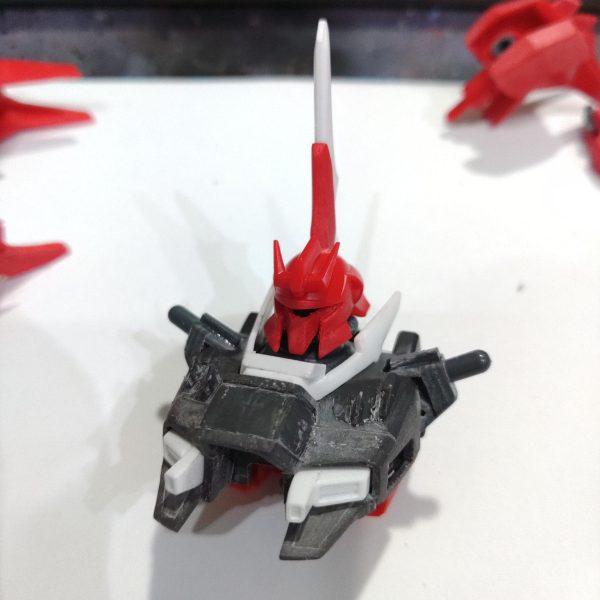 リバウ荒研ぎ+つや消しコート完了これよりデカールと化粧ディテールアップ改造しすぎて傷が消しきれていないのでここからそれらの作業でカバーしていくヘッドパーツが余るので、メインは設定に近づけたサザビーフェイスで作成オマケのリバウヘッドはシナンジュに寄せて作成、ノーマルバウヘッドにも交換できるようにした&nbsp;（4枚目）