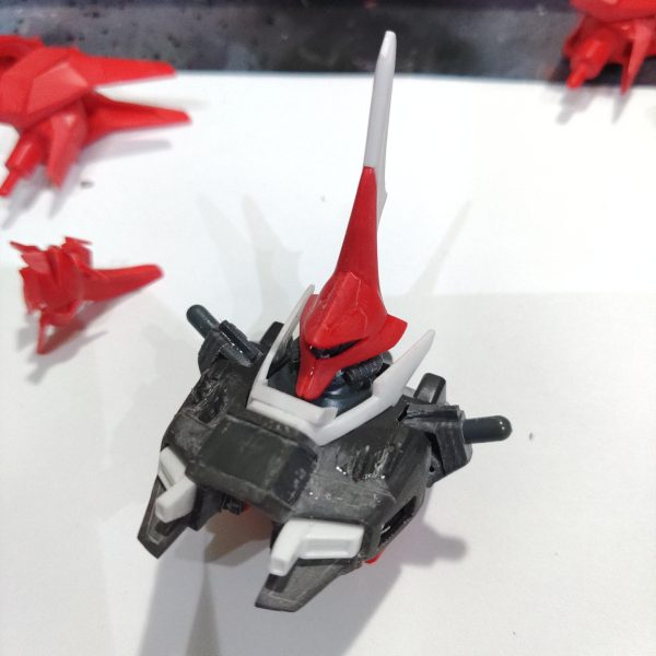 リバウ荒研ぎ+つや消しコート完了これよりデカールと化粧ディテールアップ改造しすぎて傷が消しきれていないのでここからそれらの作業でカバーしていくヘッドパーツが余るので、メインは設定に近づけたサザビーフェイスで作成オマケのリバウヘッドはシナンジュに寄せて作成、ノーマルバウヘッドにも交換できるようにした&nbsp;（5枚目）