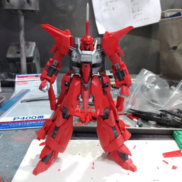 リバウ荒研ぎ+つや消しコート完了これよりデカールと化粧ディテールアップ改造しすぎて傷が消しきれていないのでここからそれらの作業でカバーしていくヘッドパーツが余るので、メインは設定に近づけたサザビーフェイスで作成オマケのリバウヘッドはシナンジュに寄せて作成、ノーマルバウヘッドにも交換できるようにした&nbsp;（1枚目）