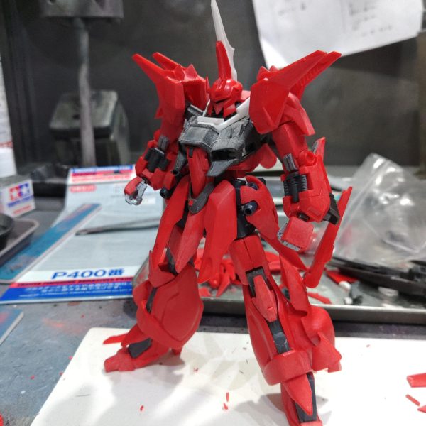 リバウ荒研ぎ+つや消しコート完了これよりデカールと化粧ディテールアップ改造しすぎて傷が消しきれていないのでここからそれらの作業でカバーしていくヘッドパーツが余るので、メインは設定に近づけたサザビーフェイスで作成オマケのリバウヘッドはシナンジュに寄せて作成、ノーマルバウヘッドにも交換できるようにした&nbsp;（2枚目）