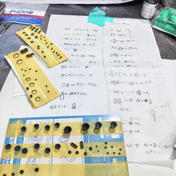 リバウ荒研ぎ+つや消しコート完了これよりデカールと化粧ディテールアップ改造しすぎて傷が消しきれていないのでここからそれらの作業でカバーしていくヘッドパーツが余るので、メインは設定に近づけたサザビーフェイスで作成オマケのリバウヘッドはシナンジュに寄せて作成、ノーマルバウヘッドにも交換できるようにした&nbsp;（6枚目）