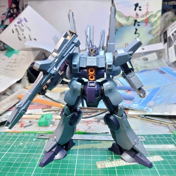 リバウのデカールの乾燥待ちの間にドーベンウルフの袖付きを組んでみる体型の量感がすごくカッコいいのでこのまま作ると、思いきやバックパックを少し上に調整したいために、接続部を切り出して上下反転して取り付けこれでバックパックが上にあがる&nbsp;下半身のボリュームがやや少なく感じるが、修正すると膨大な作業量になるので、下半身はそのままに上半身のボリュームを絞って錯覚させることにするということで肩をハの字切りもう戻れないこのまま更新が止まったらそういうことです（1枚目）