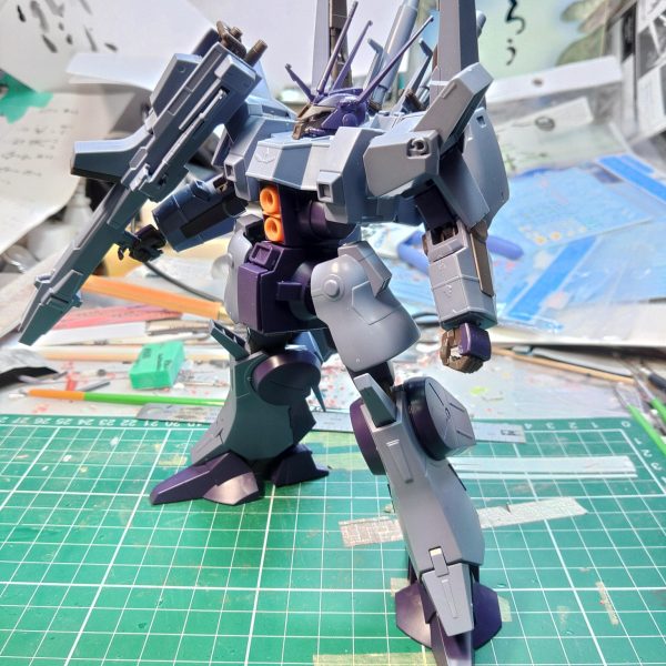 リバウのデカールの乾燥待ちの間にドーベンウルフの袖付きを組んでみる体型の量感がすごくカッコいいのでこのまま作ると、思いきやバックパックを少し上に調整したいために、接続部を切り出して上下反転して取り付けこれでバックパックが上にあがる&nbsp;下半身のボリュームがやや少なく感じるが、修正すると膨大な作業量になるので、下半身はそのままに上半身のボリュームを絞って錯覚させることにするということで肩をハの字切りもう戻れないこのまま更新が止まったらそういうことです（6枚目）