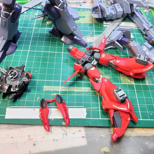 1日かかってシナンジュデカールを貼り付けリバウのマーキングの特徴である10Sに斜線は白いデカールの細切り胸部のエングレービングを楽に倒せる方法はないものか？と、と思っていたらすでに先人が解法をあみだしていた（3枚目）