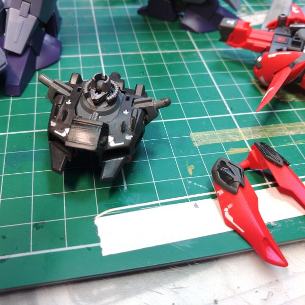 1日かかってシナンジュデカールを貼り付けリバウのマーキングの特徴である10Sに斜線は白いデカールの細切り胸部のエングレービングを楽に倒せる方法はないものか？と、と思っていたらすでに先人が解法をあみだしていた（2枚目）