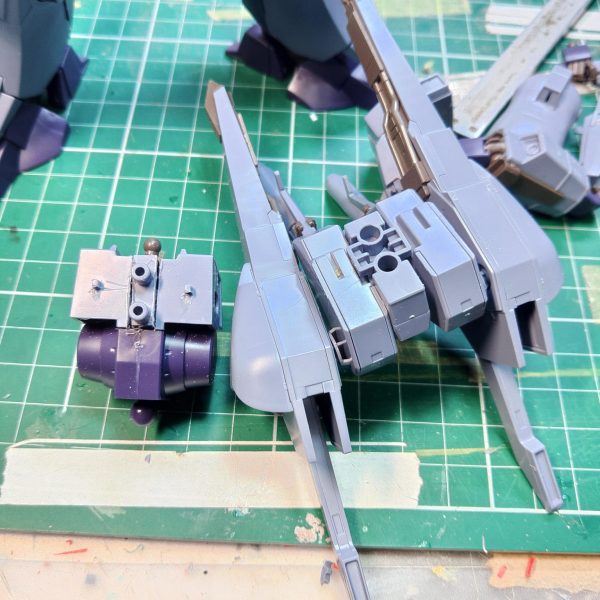 リバウのデカールの乾燥待ちの間にドーベンウルフの袖付きを組んでみる体型の量感がすごくカッコいいのでこのまま作ると、思いきやバックパックを少し上に調整したいために、接続部を切り出して上下反転して取り付けこれでバックパックが上にあがる&nbsp;下半身のボリュームがやや少なく感じるが、修正すると膨大な作業量になるので、下半身はそのままに上半身のボリュームを絞って錯覚させることにするということで肩をハの字切りもう戻れないこのまま更新が止まったらそういうことです（2枚目）