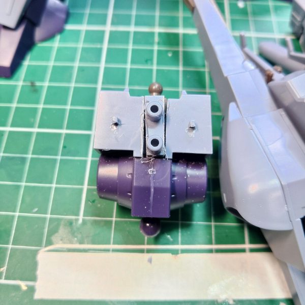 リバウのデカールの乾燥待ちの間にドーベンウルフの袖付きを組んでみる体型の量感がすごくカッコいいのでこのまま作ると、思いきやバックパックを少し上に調整したいために、接続部を切り出して上下反転して取り付けこれでバックパックが上にあがる&nbsp;下半身のボリュームがやや少なく感じるが、修正すると膨大な作業量になるので、下半身はそのままに上半身のボリュームを絞って錯覚させることにするということで肩をハの字切りもう戻れないこのまま更新が止まったらそういうことです（3枚目）