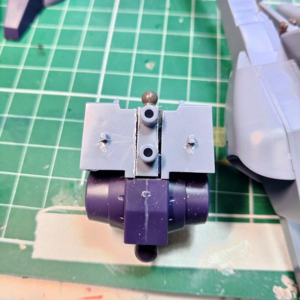 リバウのデカールの乾燥待ちの間にドーベンウルフの袖付きを組んでみる体型の量感がすごくカッコいいのでこのまま作ると、思いきやバックパックを少し上に調整したいために、接続部を切り出して上下反転して取り付けこれでバックパックが上にあがる&nbsp;下半身のボリュームがやや少なく感じるが、修正すると膨大な作業量になるので、下半身はそのままに上半身のボリュームを絞って錯覚させることにするということで肩をハの字切りもう戻れないこのまま更新が止まったらそういうことです（4枚目）