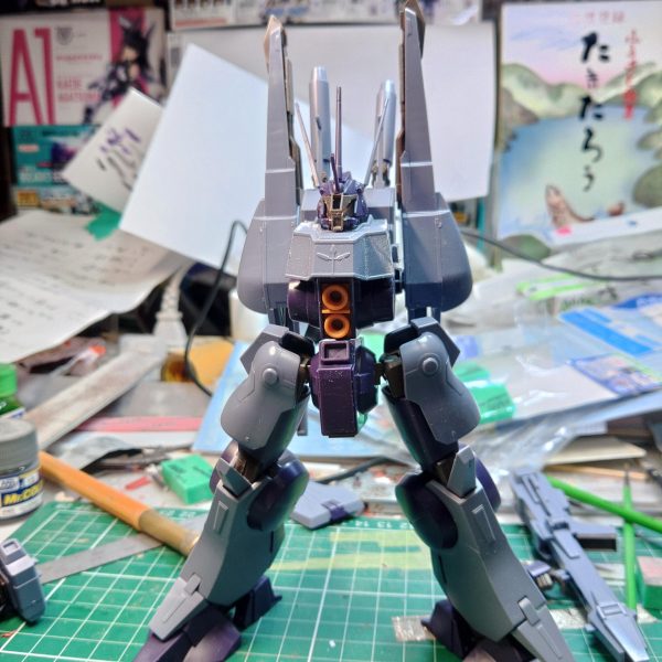 リバウのデカールの乾燥待ちの間にドーベンウルフの袖付きを組んでみる体型の量感がすごくカッコいいのでこのまま作ると、思いきやバックパックを少し上に調整したいために、接続部を切り出して上下反転して取り付けこれでバックパックが上にあがる&nbsp;下半身のボリュームがやや少なく感じるが、修正すると膨大な作業量になるので、下半身はそのままに上半身のボリュームを絞って錯覚させることにするということで肩をハの字切りもう戻れないこのまま更新が止まったらそういうことです（5枚目）