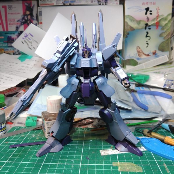 なんとか無事パーツが繋がった改造でダブルゼータ時代のパースの効いた作画のようになっていれば成功昔からジオン系モビルスーツは困ったら肩をハの字に切って、頭を少し前屈み気味に前に出しておけばだいたいオッケーと云われている首は無理矢理パーツを削り込んで5ミリほど前にだす肩のハの字切りでバックパックと肩の接続ブロックが干渉してしまうので後ろのダクとを切り落として、バックパックがハマるように削り込んでからダクトを再接着予定腰アーマーはひっつき虫で暫定の位置決めをしているあとは細かいパーツのバランス調整（1枚目）