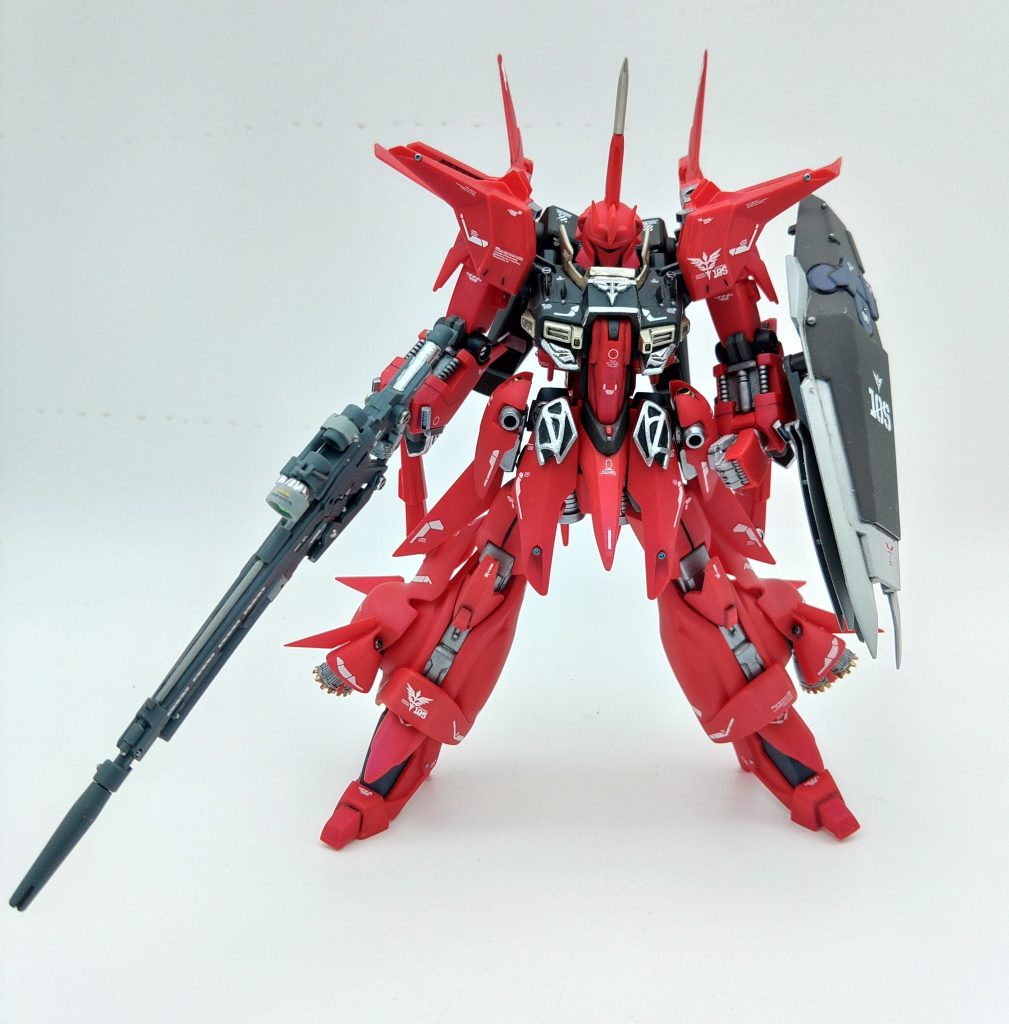 以前製作したシナンジュは袖付きの首魁という性質上カリスマ性重視でデカールは控えめにしたのですが、リバウでは袖付きのトップエース機を強調して、派手目にデカールを貼っています。脚の延長によってフロントアーマーの長さがちょうどいい感じです。