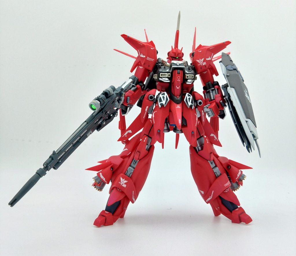 リバウのパイロットはルガー・ルー中尉、登場作品はガンダムマンガの『アクロスザスカイ』と『ラストサン』です。この２タイトルでリバウのカッコよさとルガー・ルー中尉のまっすぐさは確実に理解したのですが、マンガとしてストーリーが進む上で新しい登場人物が説明も脈絡もなく唐突に現れ大活躍するので初見では戸惑いました。どうやら唐突に現れる人物達は他のユニコーン外伝のマンガで掘り下げられて描写されているようなので、計20冊近くのマンガをよむハメになりました。結果、登場人物の相関関係はおおかた理解したのですが、他のマンガはリバウ要素が皆無だったのは泣き所ではあります。ガンダムマンガはどれも薄味なのですが、それらの履修結果を踏まえるとラストサンの結末はなかなか良かったと思います。そんなこんなでリバウの設定の研究結果です。リバウはフルフロンタル専用機として開発され、フルフロンタルがシナンジュに乗り換えたので、ルガー・ルーが受領しました。フルフロンタルのエンブレムであるネオジオンマークに10Sの10S部に斜線が入っているのはそのためです。