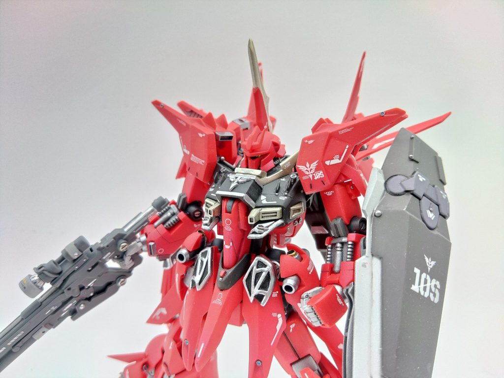 キットではオマケというか追加ランナーの構成からリバウヘッドを2つ作ることができるので、キットで本来やりたかったであろう、四角いフェイスも製作してみた。フロンタル機の時はこのようなシナンジュ寄りのヘッドだったかもしれませんね。