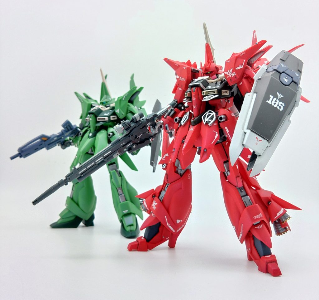 バウのキットが本来もつカッコよさに、改修機としての強さや精悍さ、パイロットのルガー・ルー中尉のイメージを意識して改造していきます。製作途中にも写真はありますが、改造点は以下です。&nbsp;・頭部プラスチックの塊であるキットのフェイスパーツのなかに、サザビーのマスクを見いだして取り出す彫り出すのではなく、取り出すイメージ(プラがかなり肉厚なのと、失敗しても予備でもう1つ頭はあるので、練習で削り倒しても問題無し)ついでに、トサカの大型化アルミ線にプラパイプとHアイズで可動モノアイにする&nbsp;・胸部襟をカラープラ板と余剰パーツのバウのカカトから形状変更肩の接続位置を切り離して、横に3ミリ、上に3ミリほどずらして再接着この際やや斜め後方を向くように角度を付けると胸を張ったようになる胸中央部の張り出しにランナータグで大型化しつつ、紋章の入る線を入れる胸部ダクトは切り離してあとハメ加工しつつ、長く感じる左右の胸部パーツを切り出して、短く上向きになるように修正、加工部は綺麗にならないので、ディテール追加とデカールでごまかす胸下のスリットパーツをカラープラ板を貼って形状修正中央と左右のエングレービンクはビルダーズパーツエンブレムの一番小さいネオジオンマークを分解して接着&nbsp;・腰部設定ではフロント、サイドアーマー共に短いのですが、キットの形状ですでにカッコいいので、バランスは脚部を長くすることで調整するリアアーマーは下に向かって末広がりになるようにカラープラ板で大型化腰中央前部のパーツ黒い部分も赤い部分もカラープラ板で延長サイドアーマーは可動できるように切り離して、真鍮線で接続&nbsp;・腕部肩アーマー前面部分の胴側にカラープラ板を貼って大型化上腕の上にカラープラ板を貼って延長＋全体を削って細くなるように修正手首はシナンジュの流用なので大きく逞しすぎるので、ルガー・ルーの手を意識して小型のビルダーズパーツの手首に変更、ライトグレーなのでそのまま成型色なのだが、白い手袋をしているようでなかなかカッコいい&nbsp;・脚部太モモが細く追加パーツのボリュームに負けているので、両サイドにカラープラ板を貼って太くするヒザアーマーは先端にカラープラ板を貼って延長脛の追加ブースターは１発成型の都合上回り込んだ部分が省略されているので、余剰パーツのバウの足首を十字に4当分して、バーニア回りの省略された部分に貼り付けて修正4枚の尾翼もシャープになるように削り＋余剰パーツで大型化これらの加工で、左右同じだったパーツが、左右別ものになるように改修足首はブロックごとに切り離してヒールになるようにカラープラ板で修正、これによって脚部が5ミリほど延長効果がある&nbsp;・バックパック基部を削って、バーニアがつくパーツが２ミリほど上に付くように修正しつつ、ハの字になるように再接着追加ブースターは余剰パーツのバウの羽を取り付けて派手にする&nbsp;改造点は以上です。その他ディテールはカラープラ板の小片を貼ったり、シャープ化しています