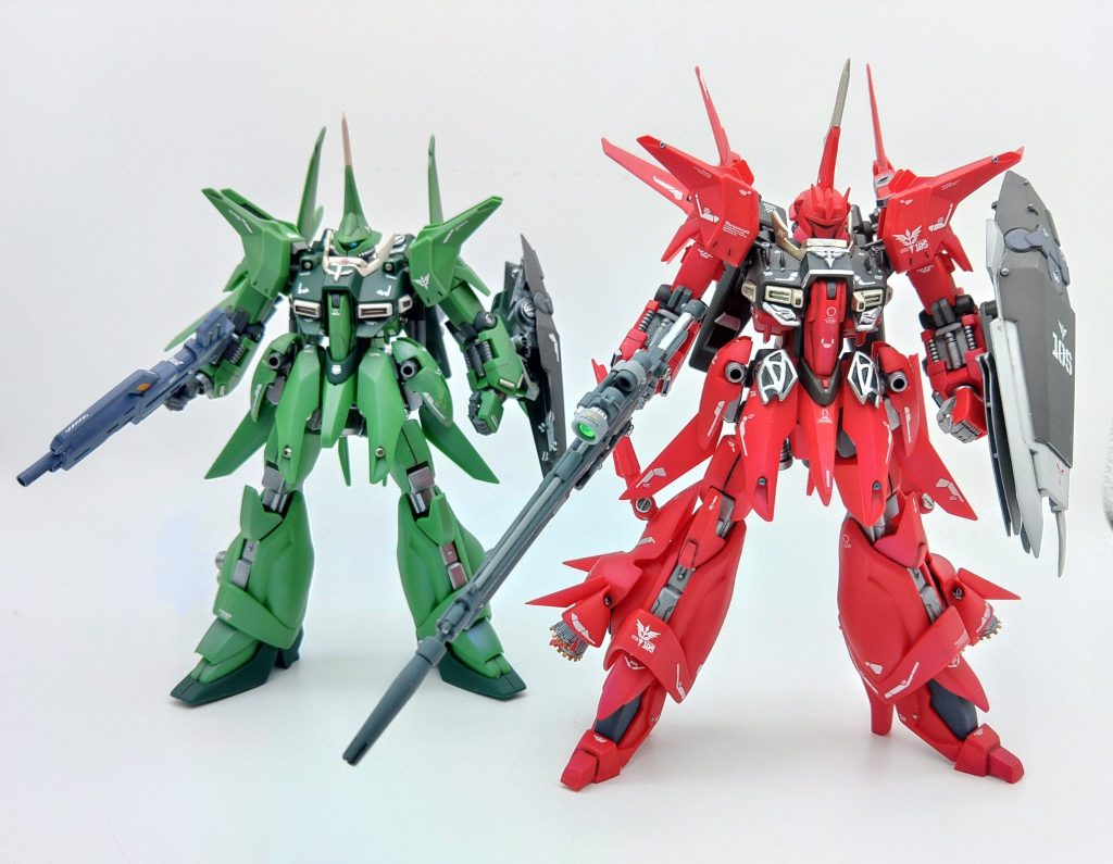 袖付きバウとの比較、袖付きバウもバウとしては肩マシンガン追加、サイドアーマーがリバウと共通規格になるなど従来のバウと比較してボリュームが増大している。しかしその袖付きバウと比較してもリバウの強化具合の凄さが見てとれる。双方リバウの余剰パーツを使って強化しているのだが、袖付きバウもなかなかに苦戦した機体なのでお時間があった見てほしいところです。&nbsp;