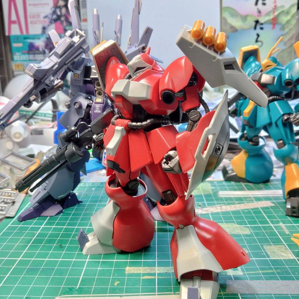 ギュネイ機を作るとなると、やはりクェス機と並べたくなるクェスはパイロットセンスは抜群だが、さすがにギュネイほど強くはないだろうということで、こちらはギュネイよりはこじんまりとした作りにしたいカブトムシに例えるならギュネイ機をオス、クェス機をメスというイメージヤクト・ドーガは同じ機体なので体型に違いは無いはずなだが、ここはパイロットの性格も含めて差を出していこうと思う&nbsp;（2枚目）
