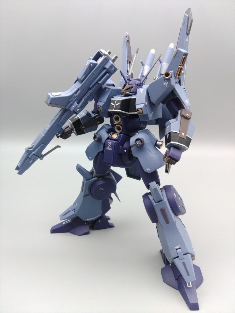 前回の再版時に購入しておいたもので、リバウのデカール乾燥待ちの間にちょっといじってみるかと始めたところかなりカッコいいのでそのまま作成しました。