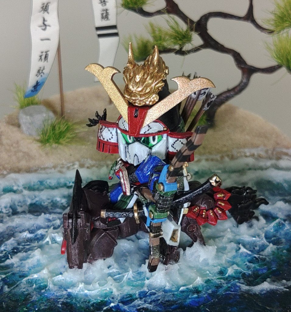 一番男前のアングルです！目はラピーテープにプリントアウトした瞳を張り付けています。…SDガンダムの瞳って色んな形がありますが、鬼気迫る表情にしたかったので、覚醒モード的なこの形にしました。馬の目も同様です。