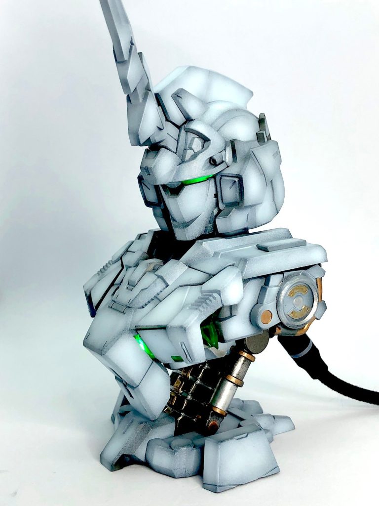 頭部と腹部に自前LEDを仕込み、USB給電で点灯できるようにしています。