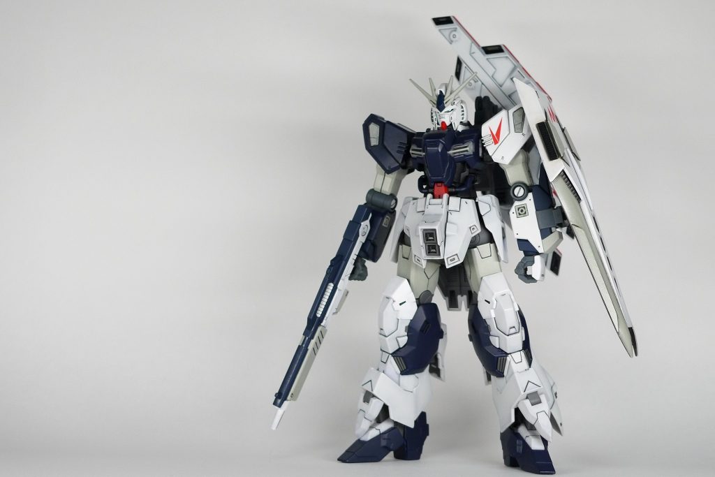 配色は私好みのνガンダム寄りです。白やフレームのグレーは成形色を活かしつつ、濃い青と外装のグレーなどを水性ホビーカラーで筆塗りしました。濃い青は初めて調色にチャレンジしうまくいったと思うのですが、量が足りず左腕が塗れませんでした。（左右で形状も違うので狙い通りのアシメ配色と言えなくもない…かもしれない）塗り残しや塗装ハゲの補修にも難儀したので、次に調色するときは量を多めにします。何事も経験ですね。