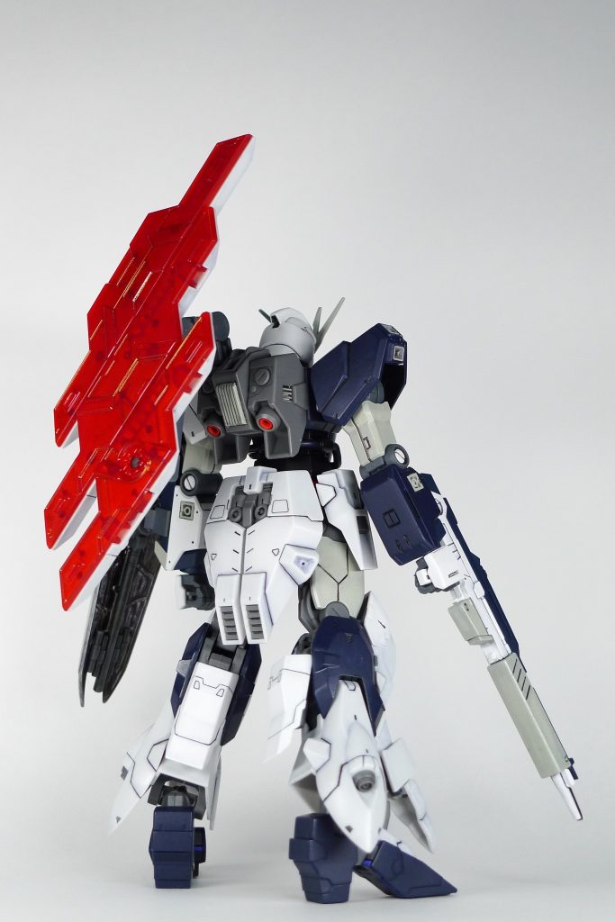 ムーンガンダムの特徴であるサイコプレートは、νガンダムのフィンファンネルに見立てて数や位置を調整しています。クリアパーツ研磨→両面光沢クリア→裏面シルバー塗装で存在感をアピールしました。また今回は合わせ目消しをしないことにもチャレンジ？しています。代わりに合わせる両面の段差をならして隙間を無くし且つ合わせた後の段差もならしました。（写真のビームライフル下面がそうですが老眼の私には何も見えません）前回接着剤でガタガタの面のヤスリがけが難しく形状が崩れてしまったことへの対抗策です。今後もヤスリがけの修業は続けますが、状況によって適宜選択したいと思います。