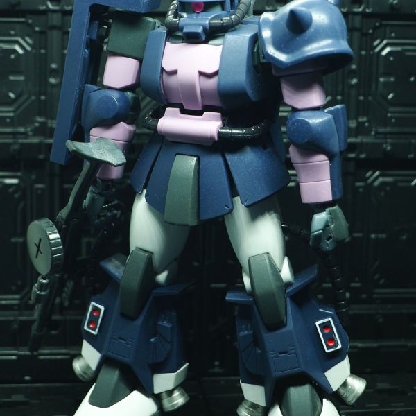 ＭＳ－０６Ｒ－１を製作中です(zaku-kao5)まずは黒いザクからで、今後は白・赤と続けて最終的には深紅で終わらせる予定です(zaku-kao5)（2枚目）