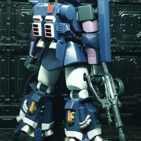 ＭＳ－０６Ｒ－１を製作中です(zaku-kao5)まずは黒いザクからで、今後は白・赤と続けて最終的には深紅で終わらせる予定です(zaku-kao5)（3枚目）