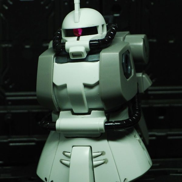 ＭＳ－０６Ｒ－１を製作中です(zaku-kao5)まずは黒いザクからで、今後は白・赤と続けて最終的には深紅で終わらせる予定です(zaku-kao5)（4枚目）