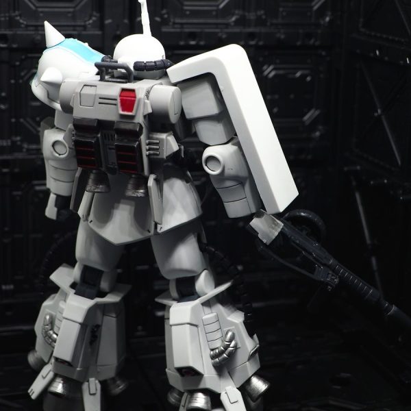白狼ザク組み立て終わりました(zaku-kao5)もう１機の赤い彗星ザクが完成してから、仕上げに入ります(zaku-kao5)シャア専用はジャンク品の黒い三連星ザクを全塗装して作ります(zaku-kao4)筆塗りなので綺麗には出来ませんが、極力頑張りますね(zaku-kao4)（3枚目）