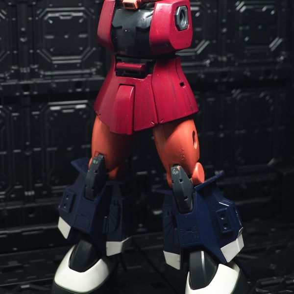 白狼ザク組み立て終わりました(zaku-kao5)もう１機の赤い彗星ザクが完成してから、仕上げに入ります(zaku-kao5)シャア専用はジャンク品の黒い三連星ザクを全塗装して作ります(zaku-kao4)筆塗りなので綺麗には出来ませんが、極力頑張りますね(zaku-kao4)（4枚目）