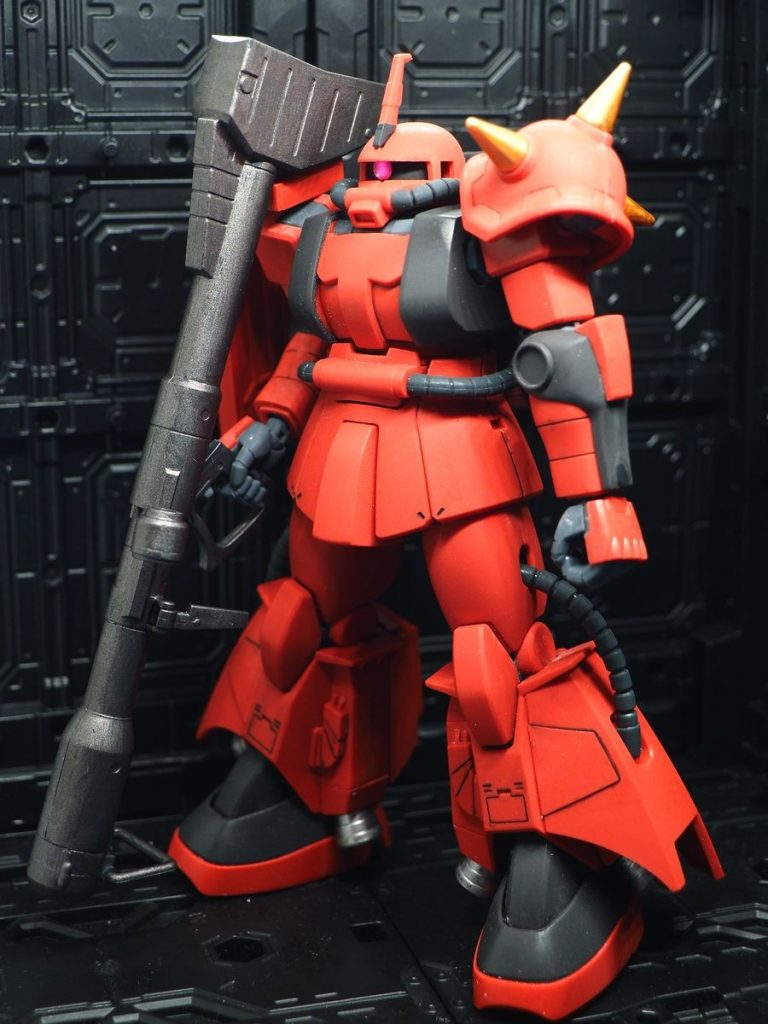 高機動型ザクとしては４機目なので、一番出来がいいかも(zaku-kao4)ジャイアントバズは焼鉄色で塗装しています、スパイクは金で(zaku-kao5)