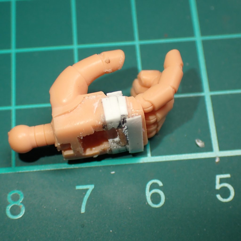 ロボマニをプラ板で延長工作。そのままだとスプレーガンが持たせられなかった。サイズミスった。