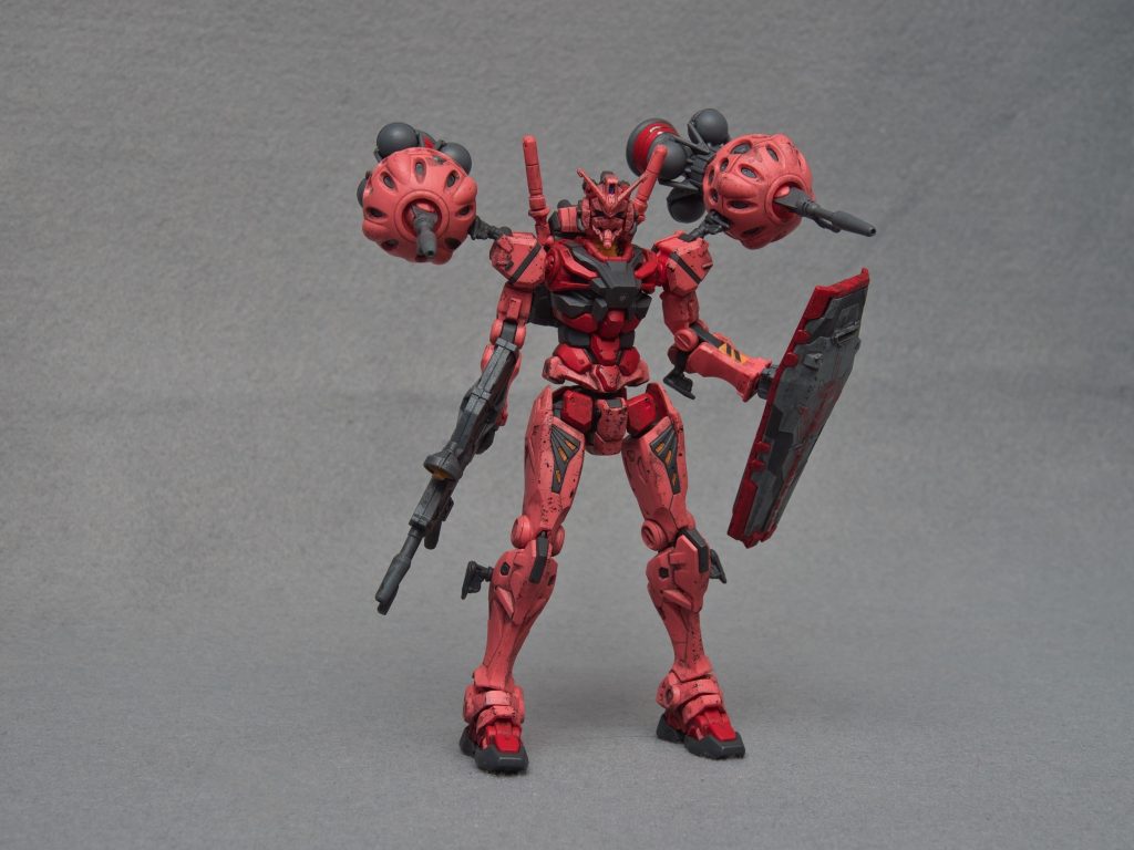 台場のガンダムベースで発売前の展示を見た時にめちゃくちゃ惹かれたのがこの赤いガンダムでした。小さいのにディティールがぎっしり詰まっているのと、この明らかにヤバいやつな感じのカラーリングがたまりません。
